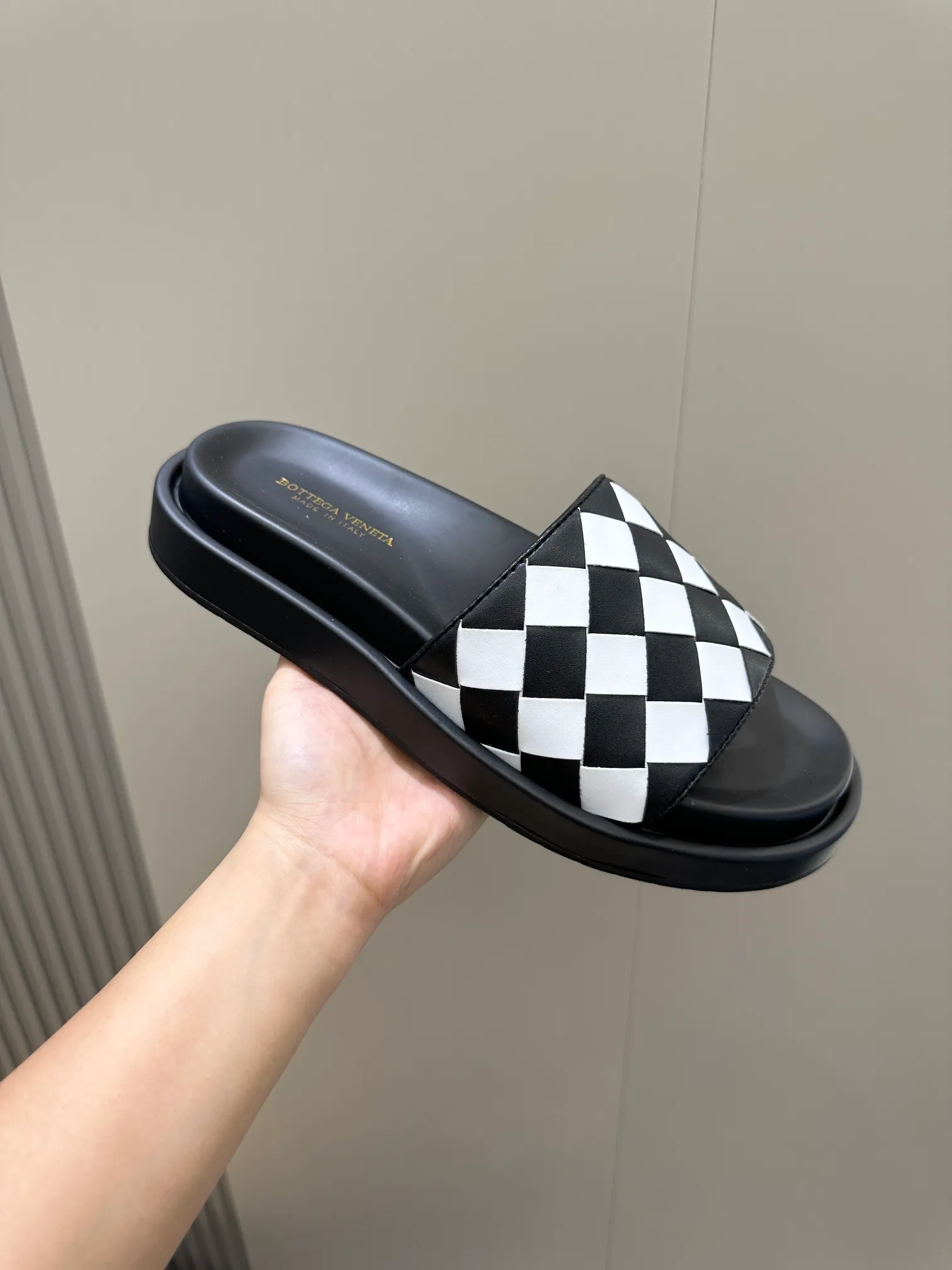 Factory price: 360💰BV hand-woven men's slippers and sandals - suitable for walking. It still emphasizes minimalism and practical wearability, but is full of vivid artistry. Super classic, luxurious and comfortable, imported cowhide + cowhide lining + lightweight outsole Size: 39-44 (customized at 38.45)